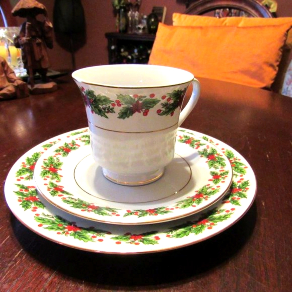 🎄Vintage Christmas Holly Berries 24K Gold Tea Cup/Saucer/Dessert Plate Set